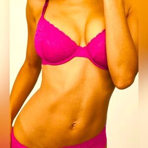 Absolutely gorgeous sexy lacy fuchsia bra , brand new, never been tried 36 D